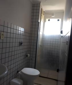 Un baño con inodoro y ducha con ventana. en AP. 06 DO CANTINHO DO SOSSEGO, en Dourados 4 fotos más