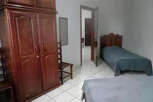 1 dormitorio con 1 cama, vestidor y armario en AP. 06 DO CANTINHO DO SOSSEGO, en Dourados