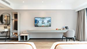 TV a/nebo společenská místnost v ubytování 铂领荟酒店（成都军区总医院熊猫基地西大门地铁站店）