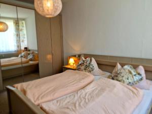 Postel nebo postele na pokoji v ubytování Ferienbutzen Harz Heikenberg, Bad Lauterberg mit Schwimmbad und Sauna