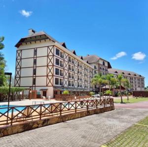 un grande edificio con un ponte di fronte di Condominio Vista azul Flat-Hotel a Pedra Azul