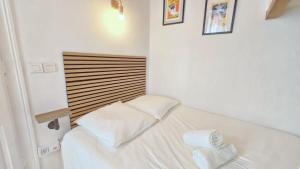 克莱蒙费朗L'Histoire Clermontoise - Tramway au pied du logement的卧室里有一张床，床单和枕头都是白色的