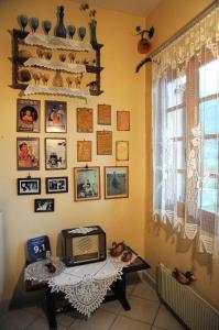 イオアニナにあるChrysoula's Guestsの壁にテレビとテーブルが備わる部屋