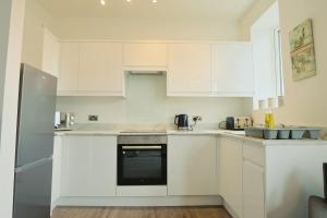 Kuchyň nebo kuchyňský kout v ubytování Winchester two bedroom property in Brislington