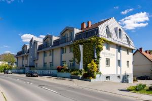 a large white building on the side of a street at Hotel Stoiser Graz -Parkplatz inbegriffen! in Graz