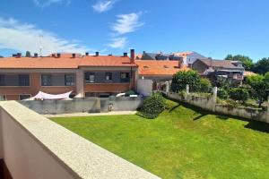 vista su un cortile di una casa di Luma, apartamento con terraza a Cambados