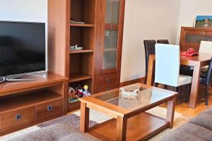 un soggiorno con TV e tavolino da caffè di Luma, apartamento con terraza a Cambados