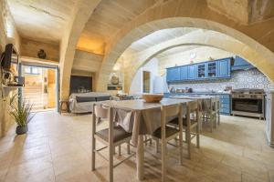 Una cocina o cocineta en Room 2 - family room x 3 by Solea