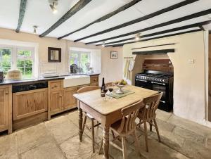 Η κουζίνα ή μικρή κουζίνα στο Bridge Cottage Withypool
