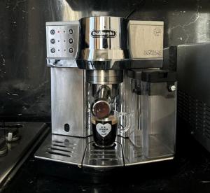 a coffee maker sitting on top of a counter at Maison proche stade de France in Aubervilliers