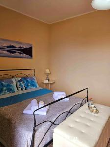 En eller flere senge i et værelse på Petralia Guest House