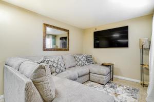 ソルトレイクシティにあるCozy and Centrally Located SLC Condo with Balcony!のソファと薄型テレビのあるリビングルーム