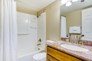 ソルトレイクシティにあるCozy and Centrally Located SLC Condo with Balcony!の洗面台、トイレ、シャワー付きのバスルーム +22枚の写真