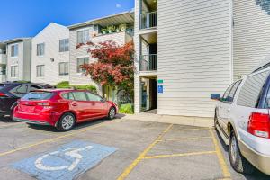 ソルトレイクシティにあるCozy and Centrally Located SLC Condo with Balcony!の建物横の駐車場に停めた赤い車