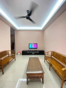 TV a/nebo společenská místnost v ubytování Homestay73 - Parit Raja + 4 fotografie
