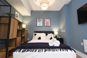 Un dormitorio con una cama grande con dos toallas. en Alliance House Studio - Hopewell, en Bristol
