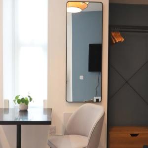 una silla blanca, una mesa y un espejo en Alliance House Studio - Hopewell, en Bristol