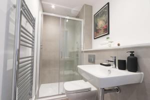 Un baño con lavabo, inodoro y ducha. en Alliance House Studio - Hopewell, en Bristol