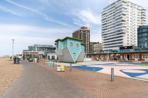 a building on a street in a city with buildings at Super central cosy & cute North Laine cottage in Brighton & Hove
