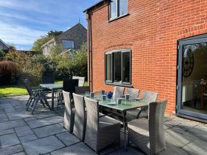Patio nebo venkovní prostory v ubytování Saltkettle in Blakeney, sleeping 12 in 5 bedrooms