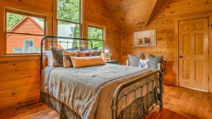a bedroom with a bed in a log cabin at Memory Maker in Blue Ridge