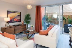 un salon avec des meubles blancs et une grande fenêtre dans l'établissement Deluxe Townhouse Next to Cabot Circus, à Bristol