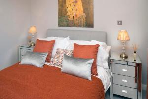 - une chambre avec un lit avec des oreillers et un tableau dans l'établissement Deluxe Townhouse Next to Cabot Circus, à Bristol