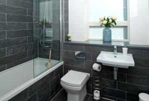 une salle de bains avec toilettes et lavabo dans l'établissement Deluxe Townhouse Next to Cabot Circus, à Bristol 8 autres photos