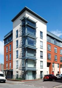 un bâtiment dans une rue avec des voitures garées devant dans l'établissement Deluxe Townhouse Next to Cabot Circus, à Bristol