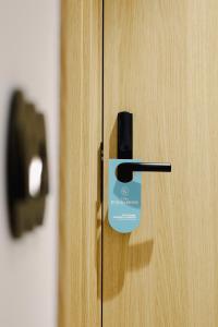 a door knob with a door tag on it at Casa d'Albarróis in Alenquer +21 photos