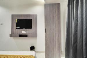 TV a/nebo společenská místnost v ubytování Hotel Isra International, BKC + 27 fotografií