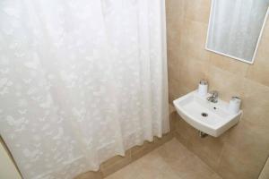 ein Badezimmer mit Duschvorhang und Waschbecken in der Unterkunft Belgrano amplio luminoso, cochera, WiFi, cerca River y Subte, 309 in Buenos Aires + 29 Fotos