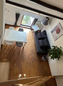 Et opholdsområde på CasaVerde Family House With Duplex Suite