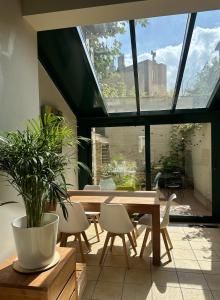 En terrasse eller udendørsområde på CasaVerde Family House With Duplex Suite