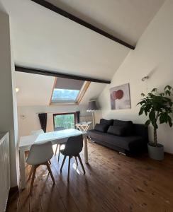 Et opholdsområde på CasaVerde Family House With Duplex Suite + 10 billeder