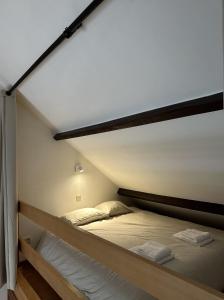 En eller flere senge i et værelse på CasaVerde Family House With Duplex Suite