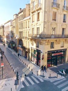 eine Stadtstraße mit Leuten, die auf der Straße laufen in der Unterkunft L'Appart D'Oli et Tiane in Bordeaux