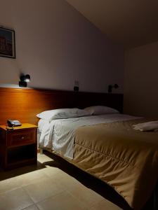 A bed or beds in a room at Hotel Faggio Rosso