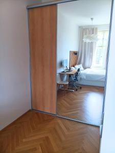 przesuwane szklane drzwi w pokoju z sypialnią w obiekcie Harmony Residence One WITH JACUZZI w Pradze