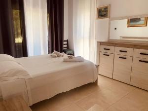 Giường trong phòng chung tại Appartamento Valamar Nikolla 2 camere