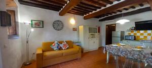 Η κουζίνα ή μικρή κουζίνα στο Borgo nel Chianti Istrice con piscina tennis e wifi