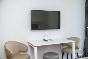 Μια τηλεόραση ή/και κέντρο ψυχαγωγίας στο Alliance Palace Marriot floor 35