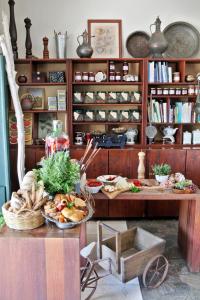 莫奈姆瓦夏的住宿－拜占庭精品酒店，一间房间,桌子上放着食物