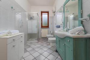 ein Badezimmer mit Waschbecken, Dusche und Toilette in der Unterkunft Giardino di Nonno Lucio - Surrounded by Lemon Tree in Piano di Sorrento + 37 Fotos