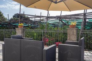 Ein Balkon oder eine Terrasse in der Unterkunft Giardino di Nonno Lucio - Surrounded by Lemon Tree