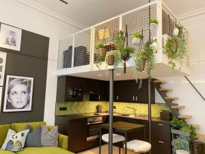 een keuken met een vide met planten op de kasten bij Modern and Bright Three Bed Apartment in Bristol