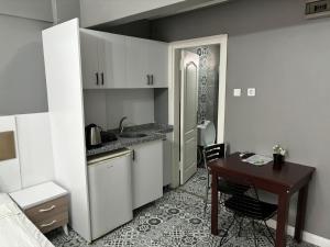 A kitchen or kitchenette at Mara Suite Taxim