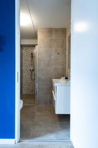 Bilik mandi di Aparthotel North Spacious Suite for 6 Guests +37 gambar