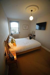 una camera da letto con un letto grande e una finestra di The Alma Taverns Boutique Suites - Room 3 - Hopewell a Bristol