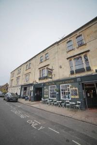 un edificio sul lato di una strada di The Alma Taverns Boutique Suites - Room 3 - Hopewell a Bristol